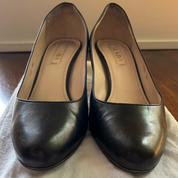 (SOLD) Authentic Prada Classic leather Back Pumps - Picture 2 of 6